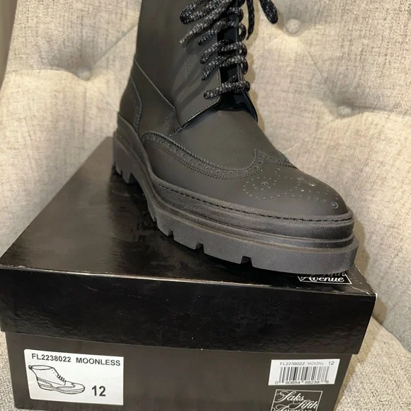 Saks Fifth Avenue Black Men display picture 3
